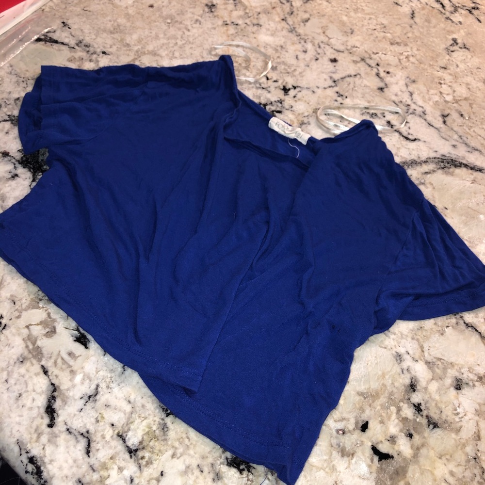 Blue cropped shirt